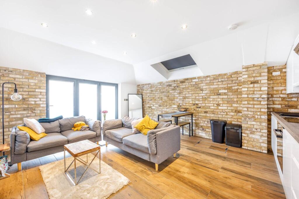 3 bed 1st Floor Flat for rent in Greenford. From Foxtons - Ealing