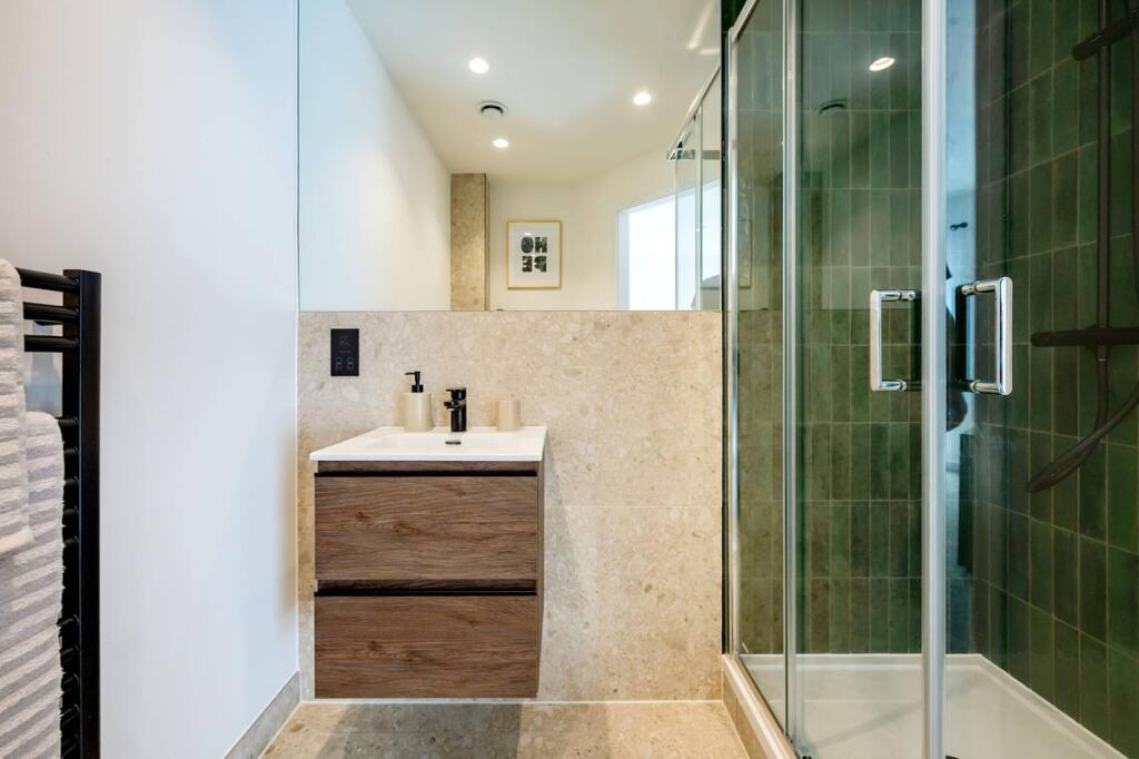 3 bed 1st Floor Flat for rent in Acton. From Foxtons - Ealing