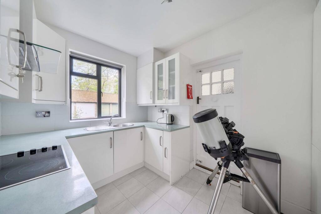 2 bed 1st Floor Flat for rent in London. From Foxtons - Ealing