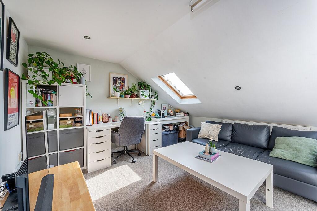 1 bed 1st Floor Flat for rent in London. From Foxtons - Ealing