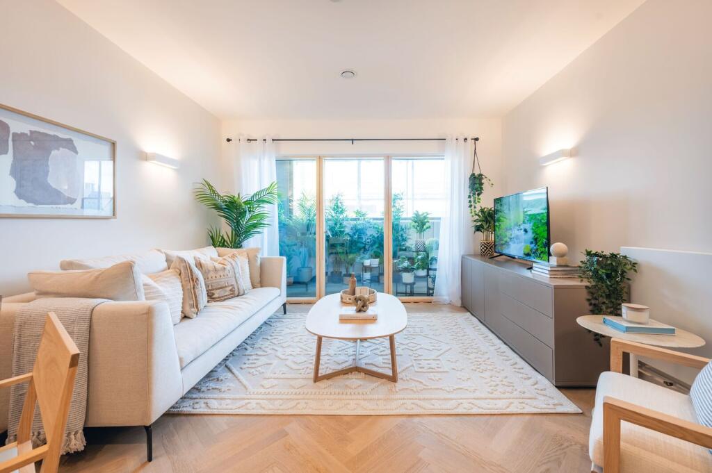 3 bed 1st Floor Flat for rent in Acton. From Foxtons - Ealing