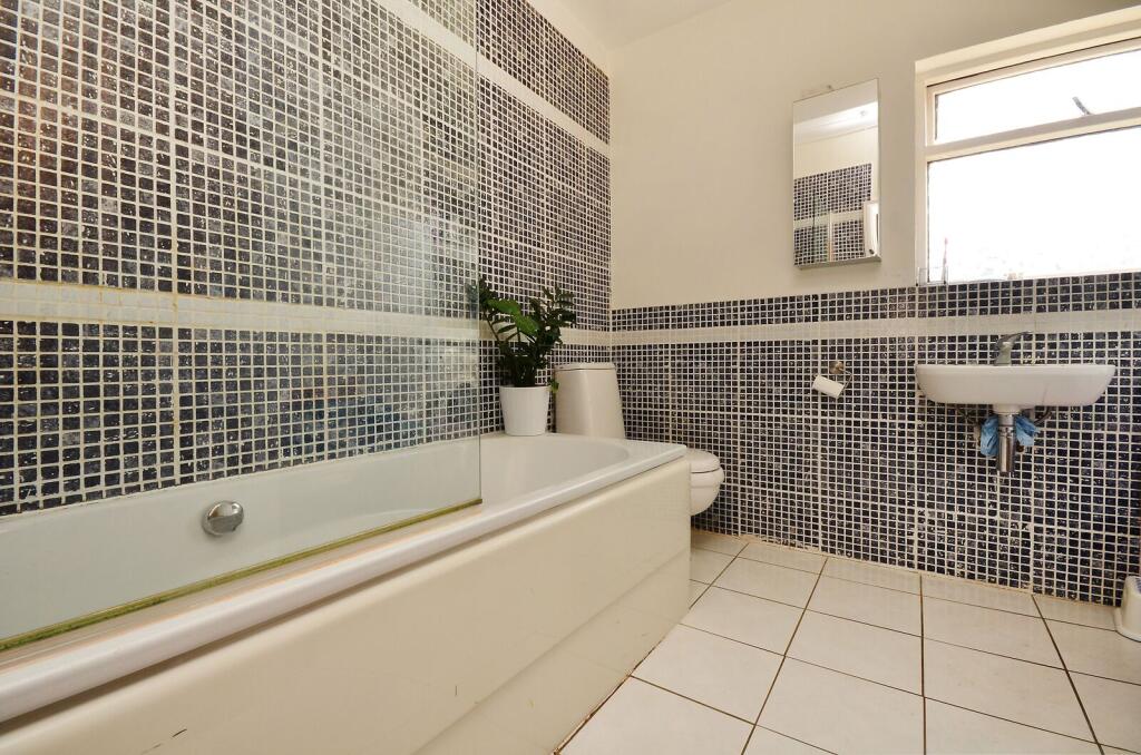 2 bed 1st Floor Flat for rent in Greenford. From Foxtons - Ealing
