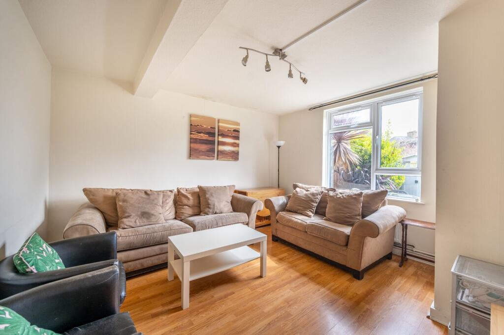 3 bed 1st Floor Flat for rent in London. From Foxtons - Ealing