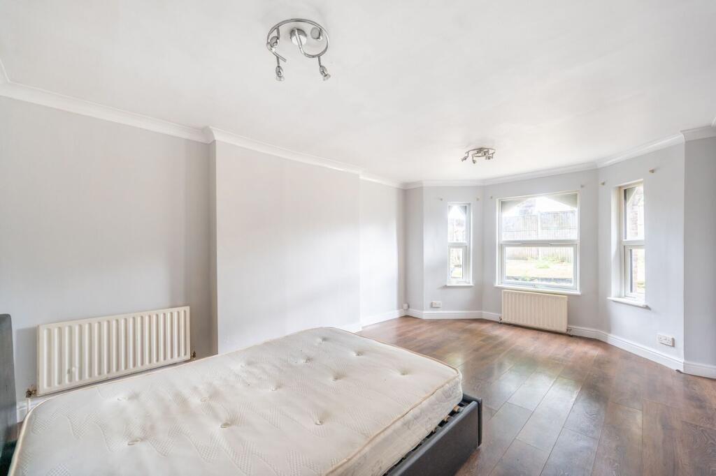 4 bed Studio for rent in Acton. From Foxtons - Ealing