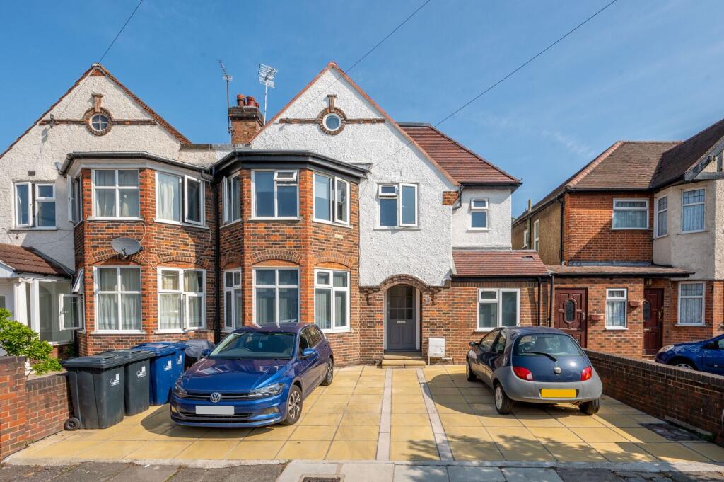 3 bed 1st Floor Flat for rent in Acton. From Foxtons - Ealing