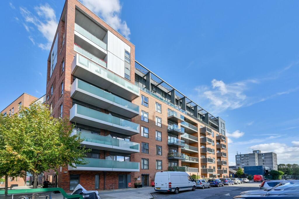 2 bed 1st Floor Flat for rent in London. From Foxtons - Ealing