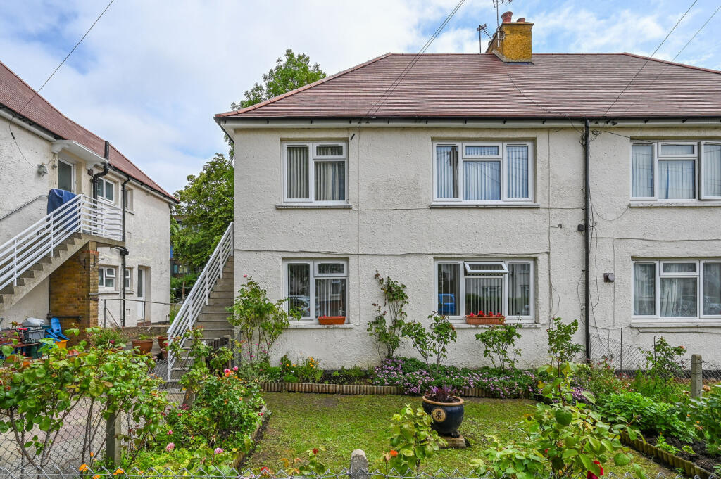 2 bed 1st Floor Flat for rent in London. From Foxtons - Ealing