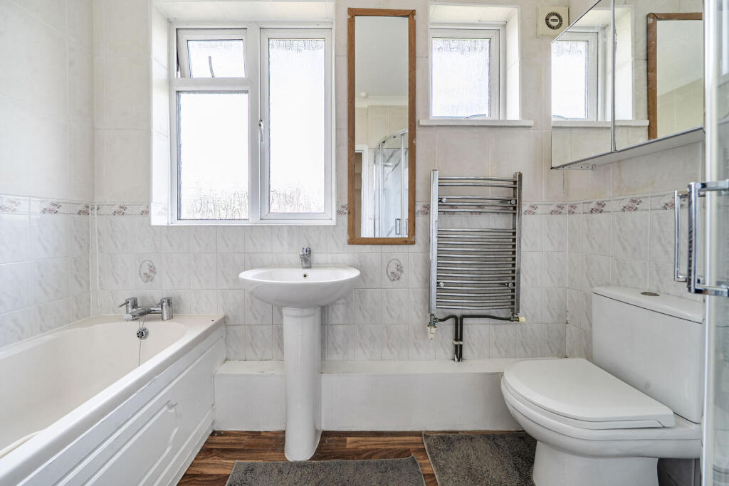 3 bed Detached for rent in Brentford. From Foxtons - Ealing