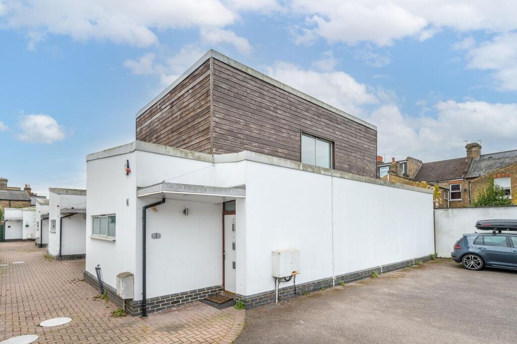 4 bed Detached for rent in Greenford. From Foxtons - Ealing
