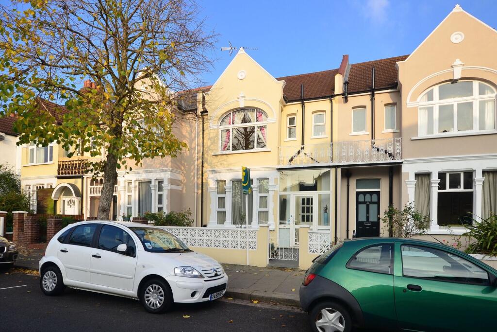 4 bed Detached for rent in London. From Foxtons - Ealing