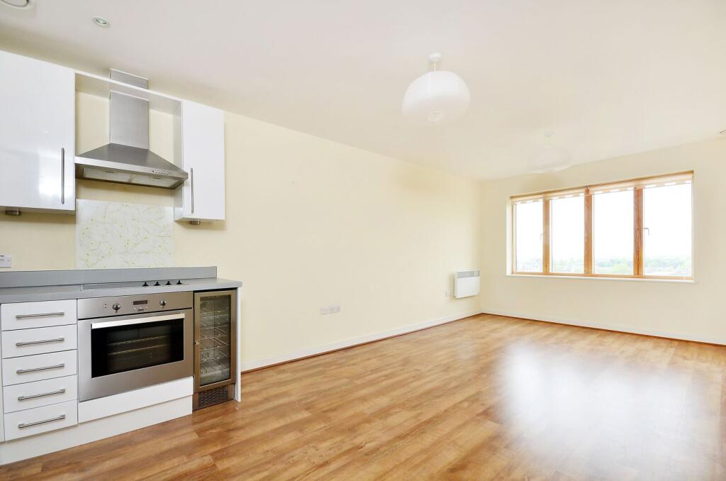 2 bed 1st Floor Flat for rent in London. From Foxtons - Ealing