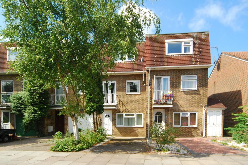 4 bed Detached for rent in London. From Foxtons - Ealing
