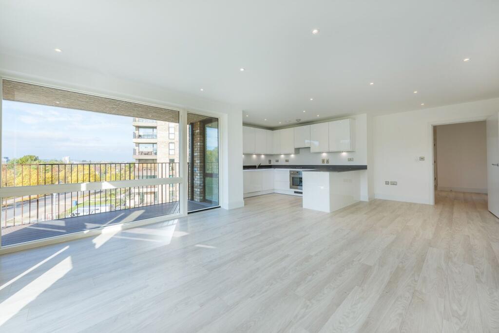 3 bed 1st Floor Flat for rent in London. From Foxtons - Ealing