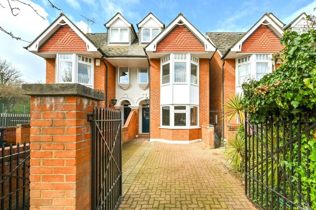 5 bed Detached for rent in Acton. From Foxtons - Ealing
