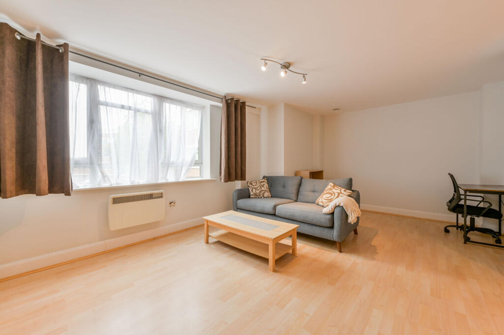 1 bed 1st Floor Flat for rent in London. From Foxtons - Ealing