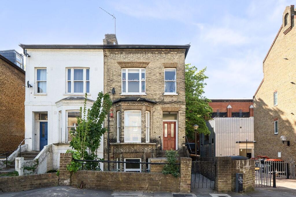 2 bed 1st Floor Flat for rent in London. From Foxtons - Ealing