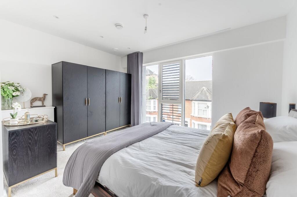 3 bed Mid Terraced House for rent in London. From Foxtons - Ealing
