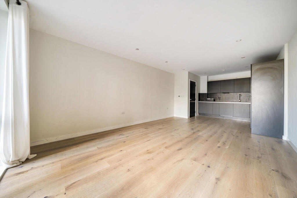 2 bed 1st Floor Flat for rent in Greenford. From Foxtons - Ealing