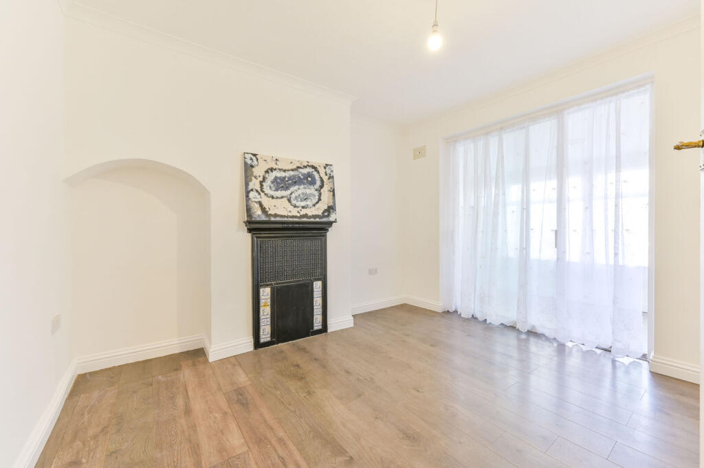 4 bed Detached for rent in London. From Foxtons - Ealing