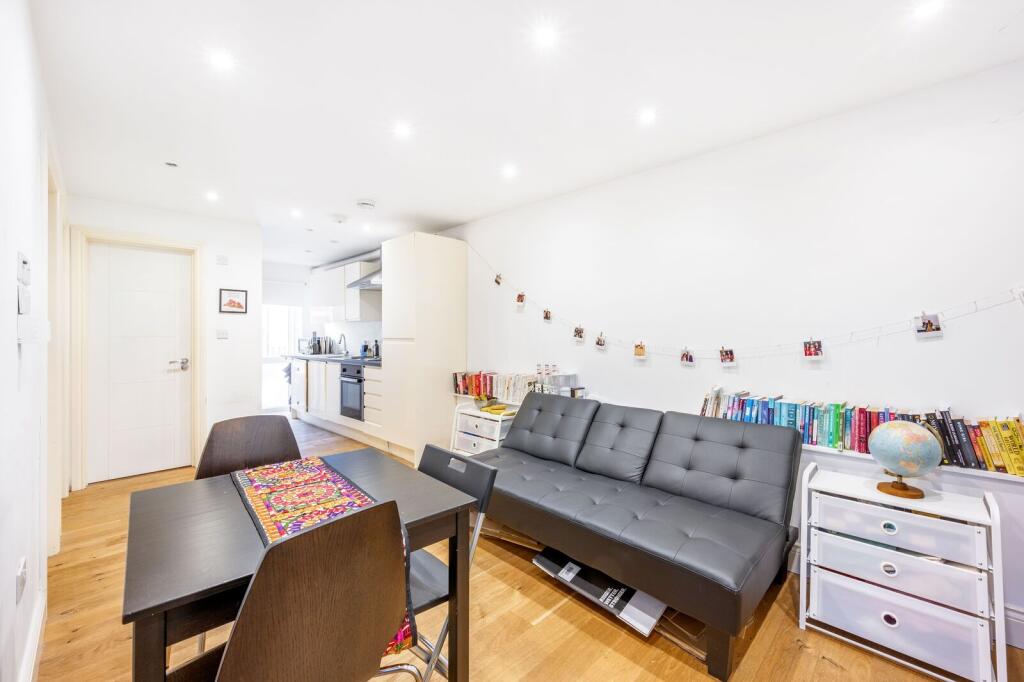 2 bed 1st Floor Flat for rent in London. From Foxtons - Ealing