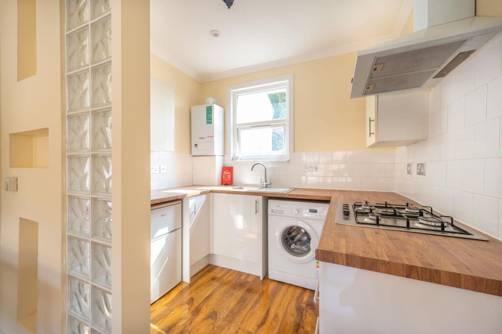1 bed 1st Floor Flat for rent in Brentford. From Foxtons - Ealing