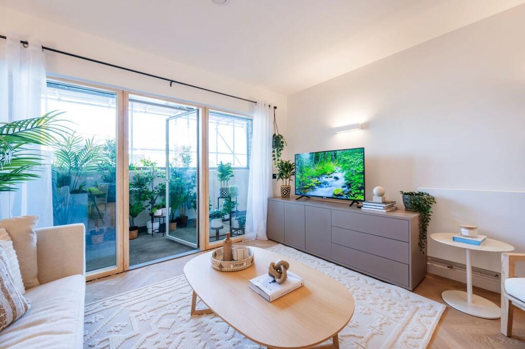 1 bed 1st Floor Flat for rent in Acton. From Foxtons - Ealing