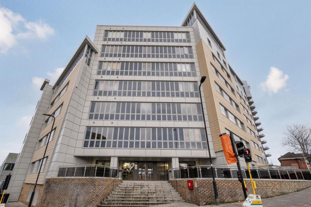 1 bed 1st Floor Flat for rent in London. From Foxtons - Ealing