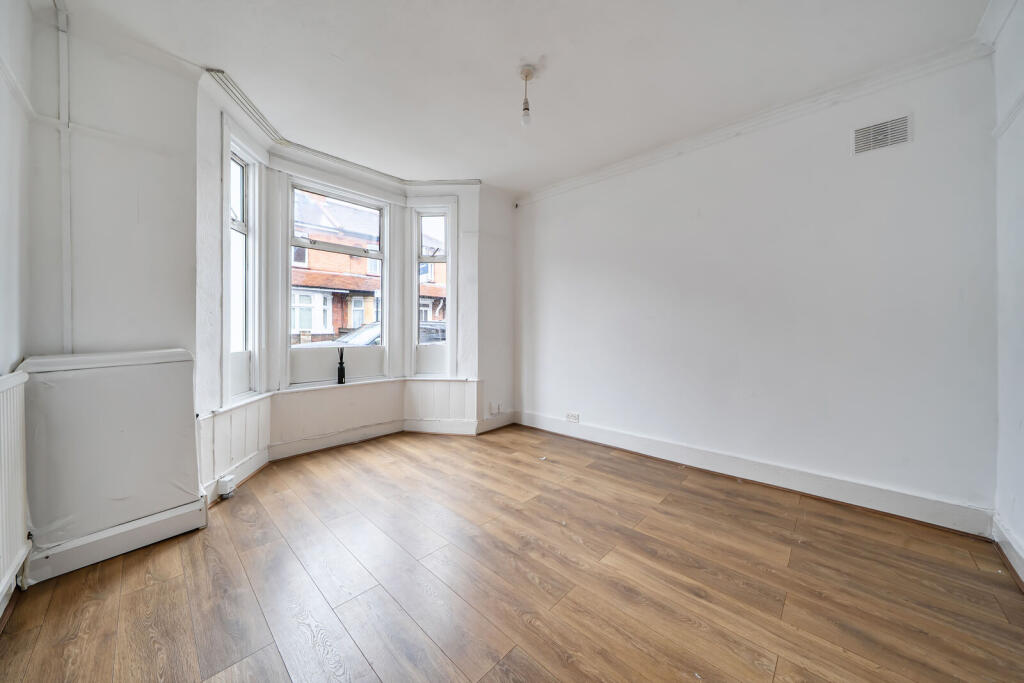 4 bed End of Terrace for rent in London. From Foxtons - Ealing