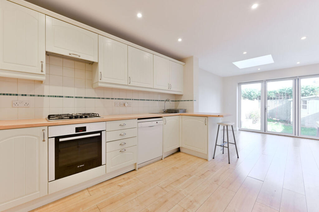 3 bed Detached for rent in London. From Foxtons - Ealing