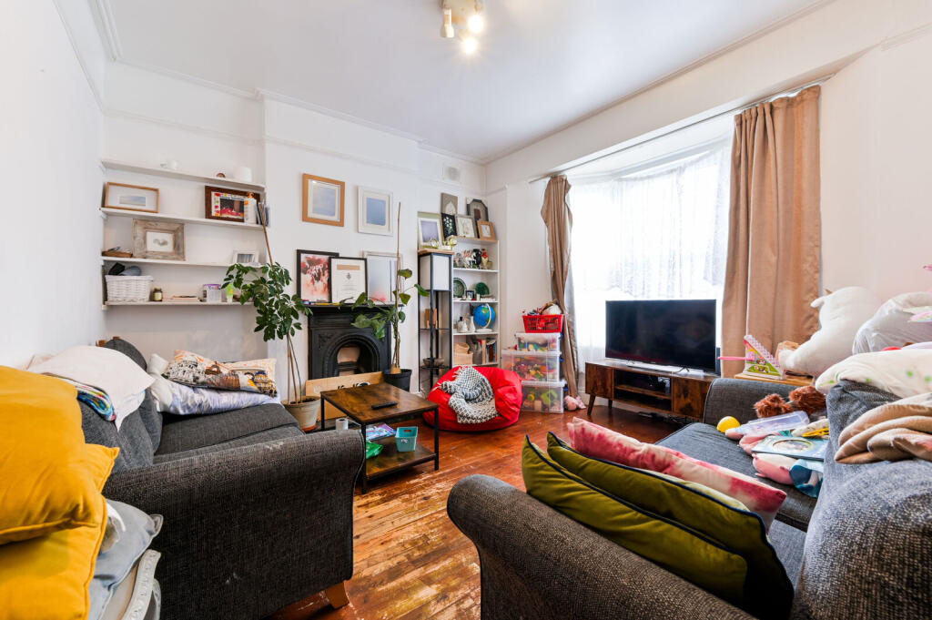 3 bed Detached for rent in London. From Foxtons - Ealing
