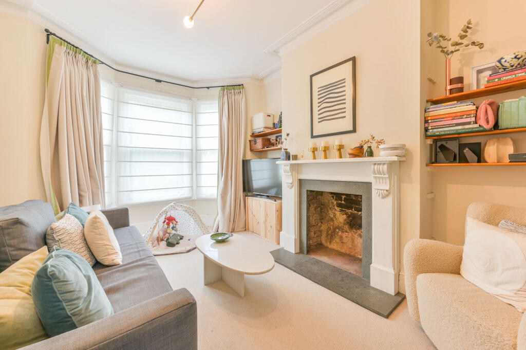 2 bed Mid Terraced House for rent in London. From Foxtons - Ealing