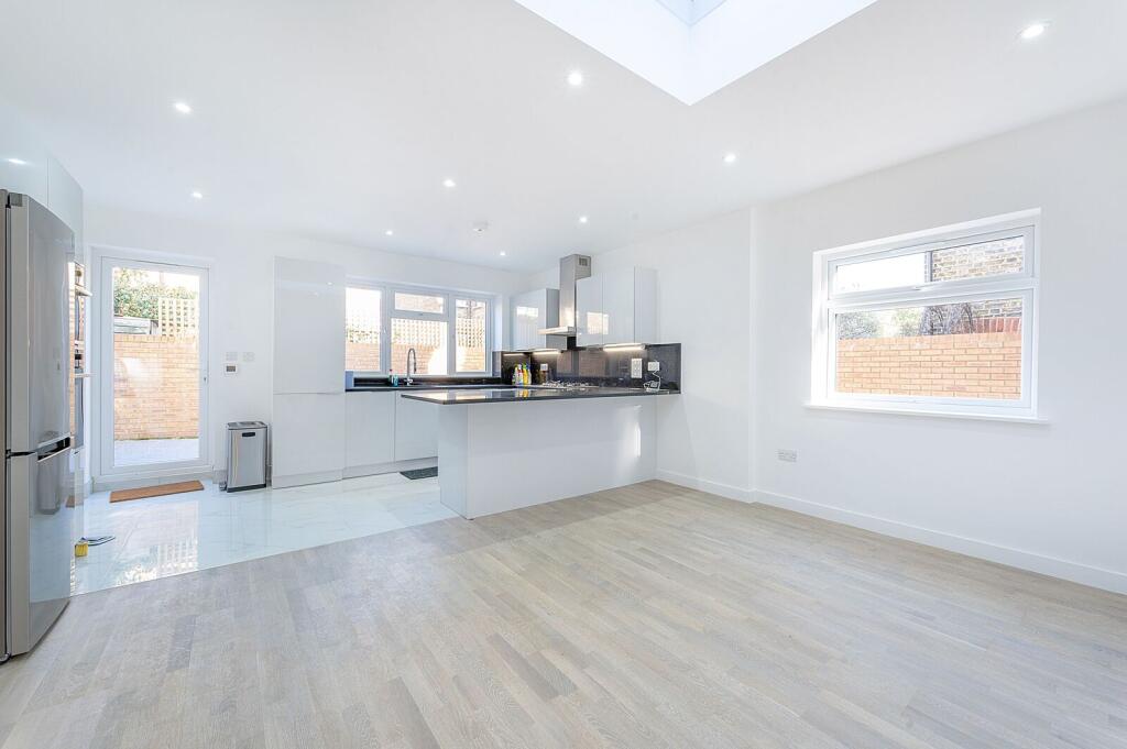 2 bed 1st Floor Flat for rent in Brentford. From Foxtons - Ealing