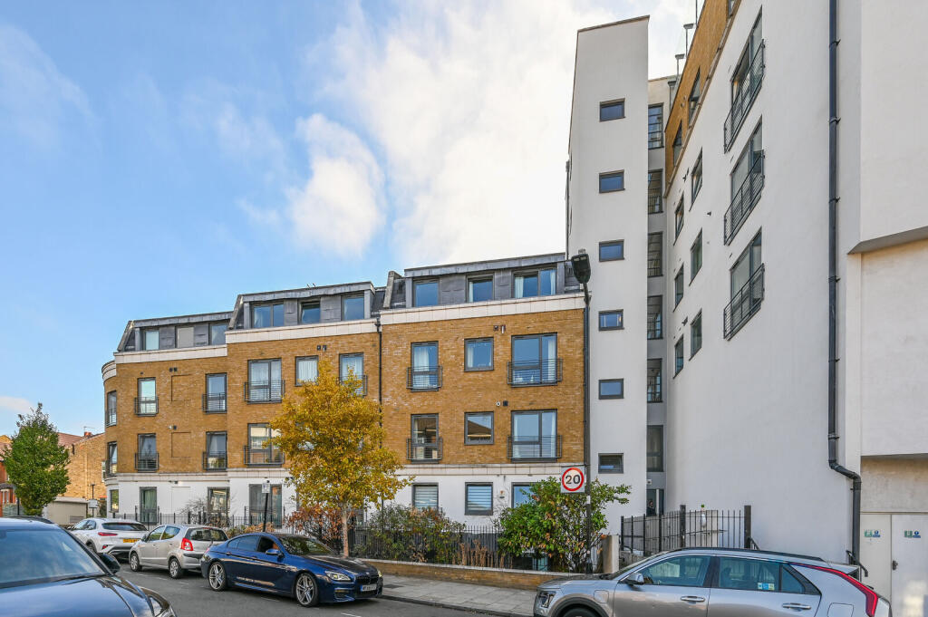 2 bed 1st Floor Flat for rent in London. From Foxtons - Ealing