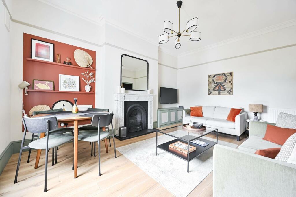 2 bed 1st Floor Flat for rent in London. From Foxtons - Earls Court