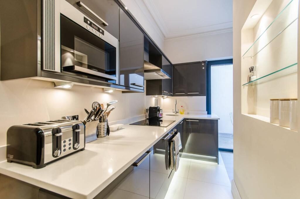 3 bed 1st Floor Flat for rent in London. From Foxtons - Earls Court