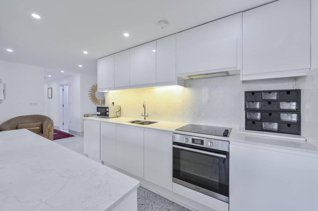 3 bed 1st Floor Flat for rent in London. From Foxtons - Earls Court