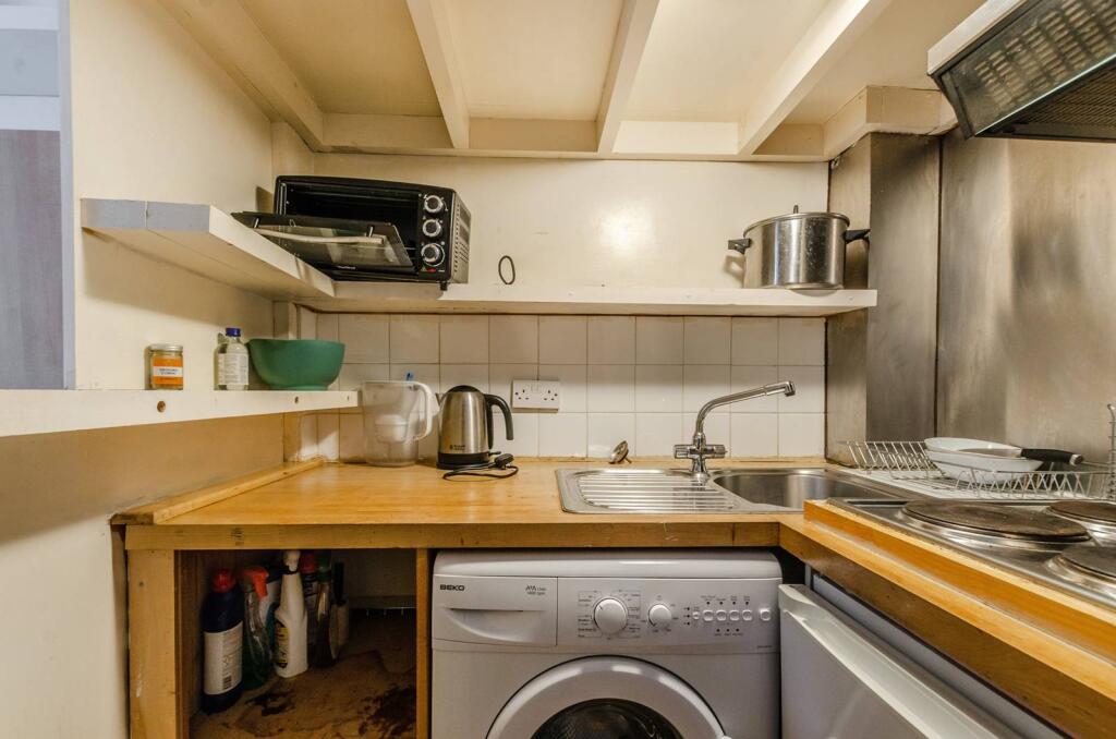 4 bed Studio for rent in London. From Foxtons - Earls Court