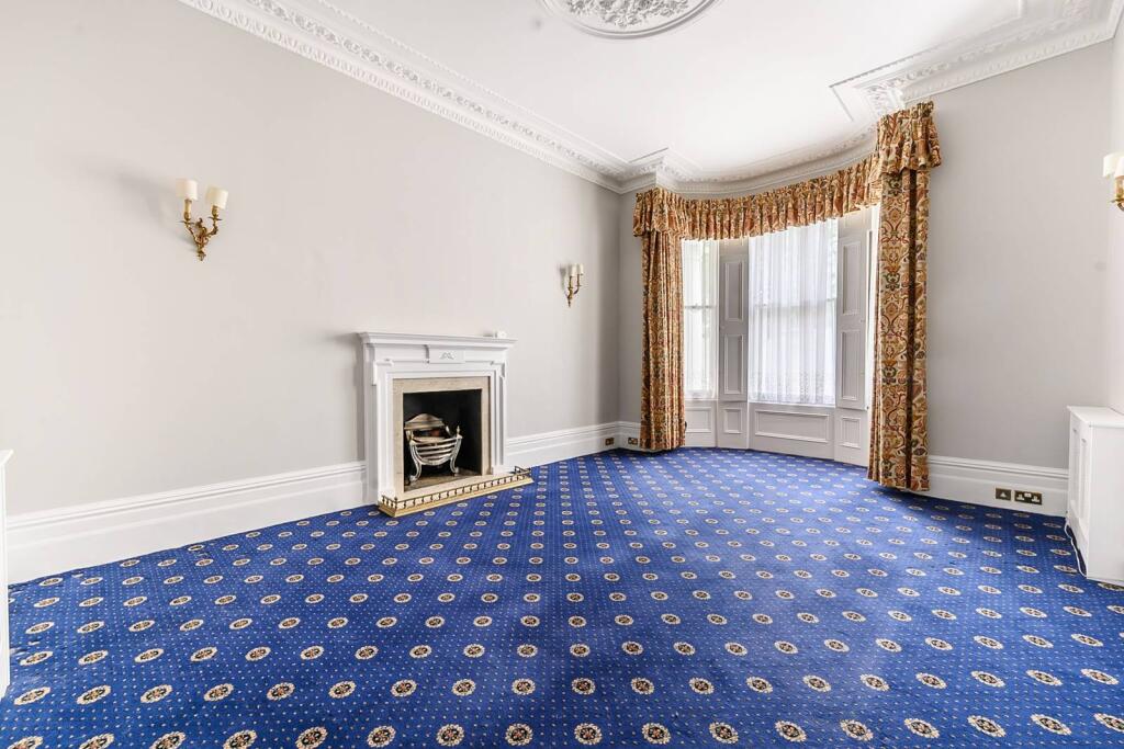 3 bed 1st Floor Flat for rent in London. From Foxtons - Earls Court