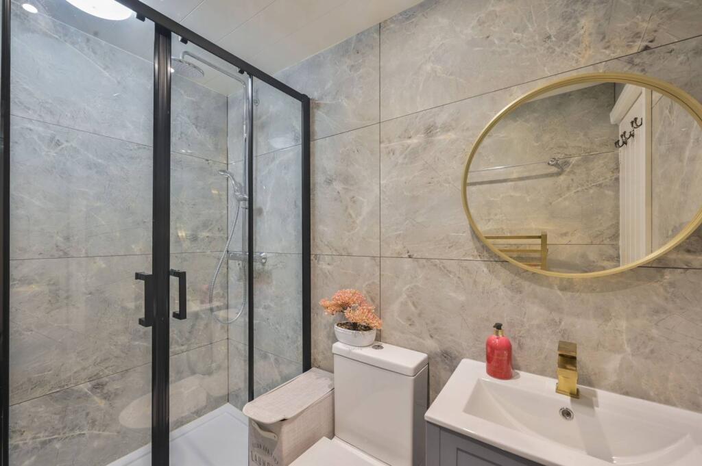 1 bed 1st Floor Flat for rent in London. From Foxtons - Earls Court