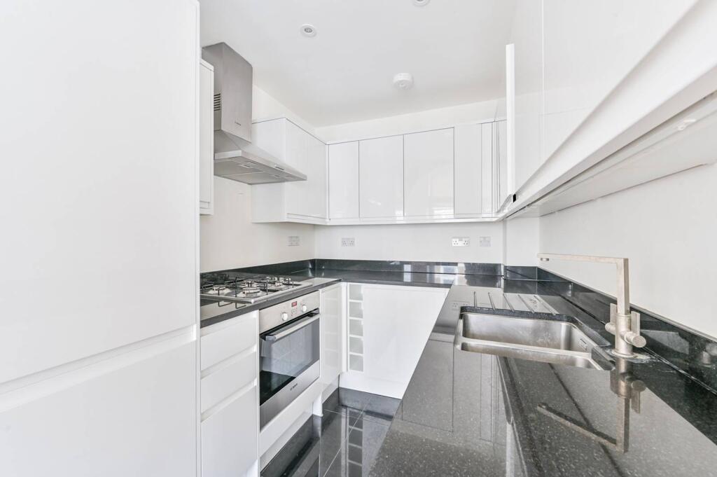 2 bed 1st Floor Flat for rent in London. From Foxtons - Earls Court