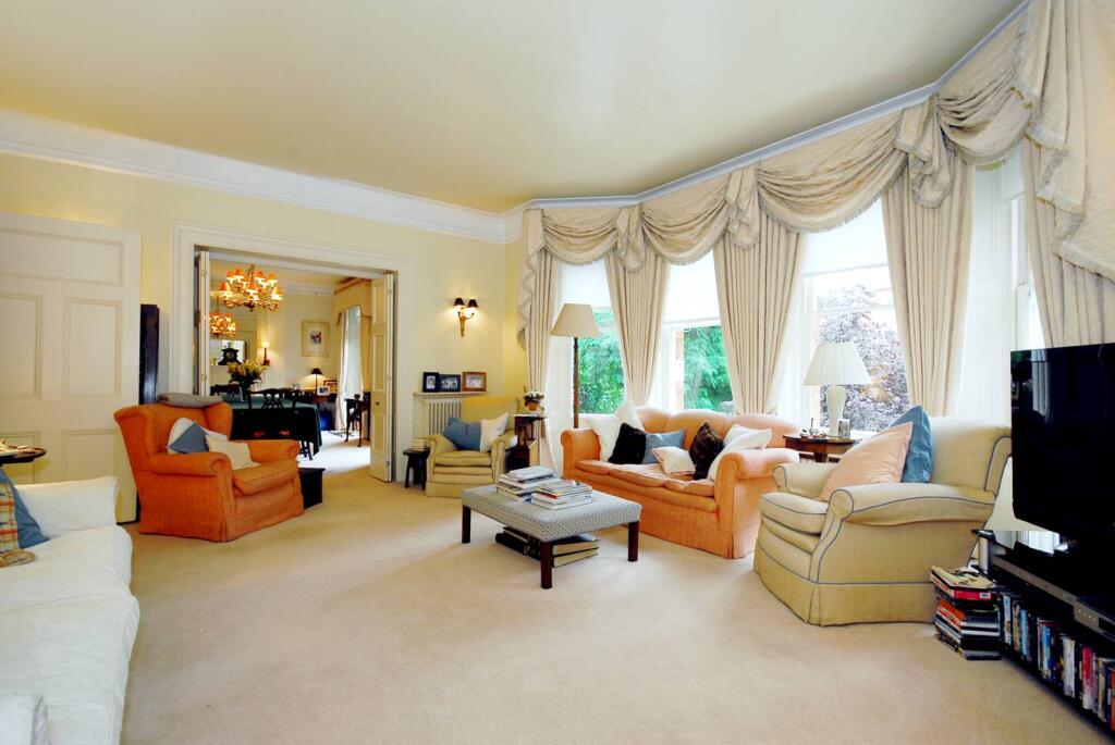 4 bed 1st Floor Flat for rent in Kensington. From Foxtons - Earls Court
