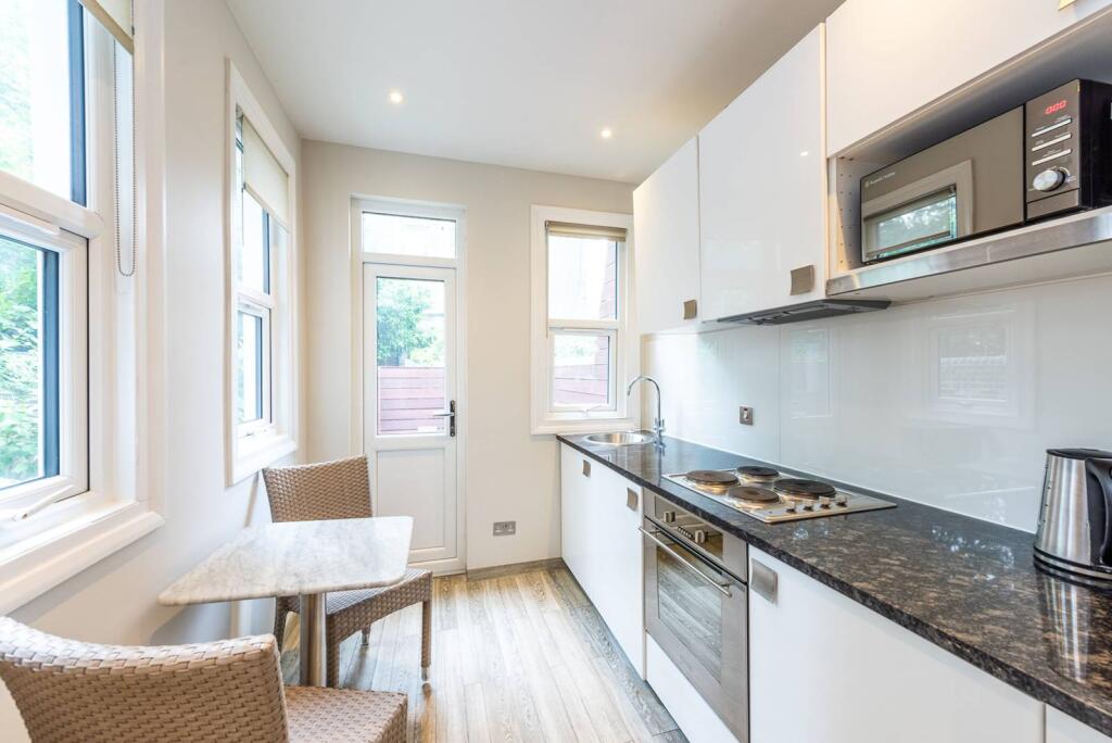 1 bed 1st Floor Flat for rent in Kensington. From Foxtons - Earls Court