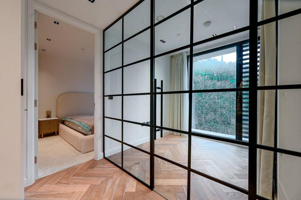 3 bed 1st Floor Flat for rent in London. From Foxtons - Earls Court