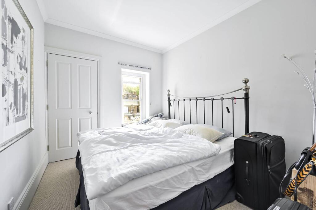 2 bed 1st Floor Flat for rent in Kensington. From Foxtons - Earls Court