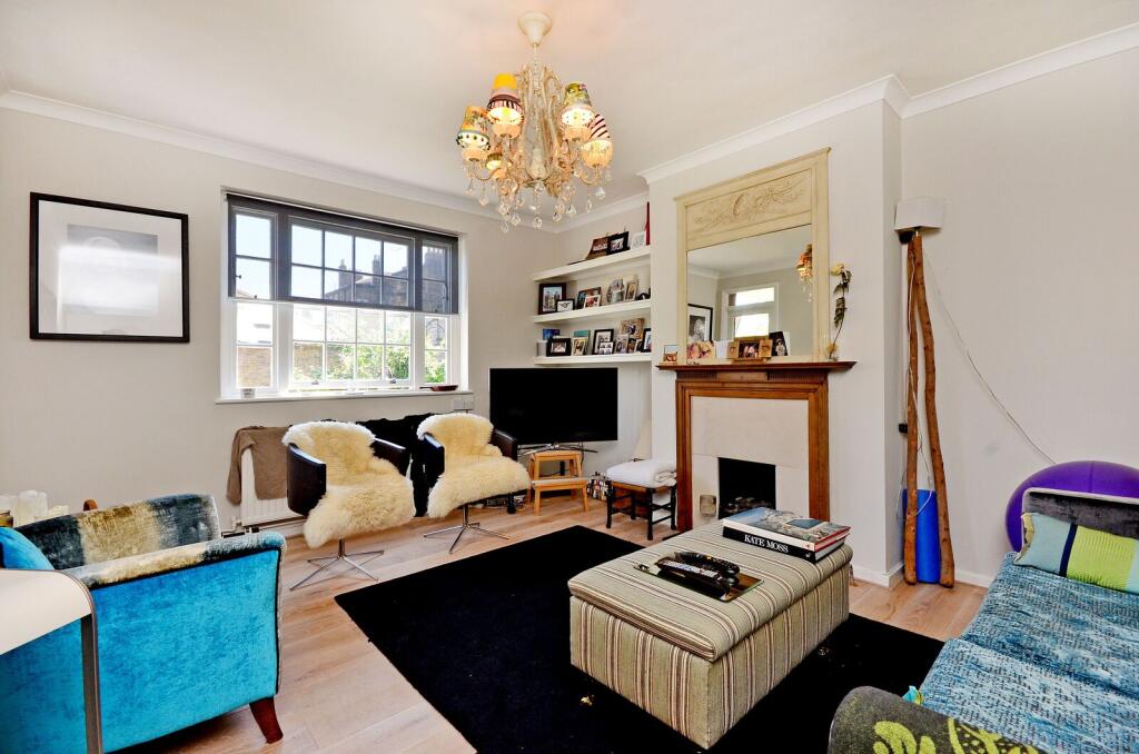 3 bed 1st Floor Flat for rent in London. From Foxtons - Earls Court