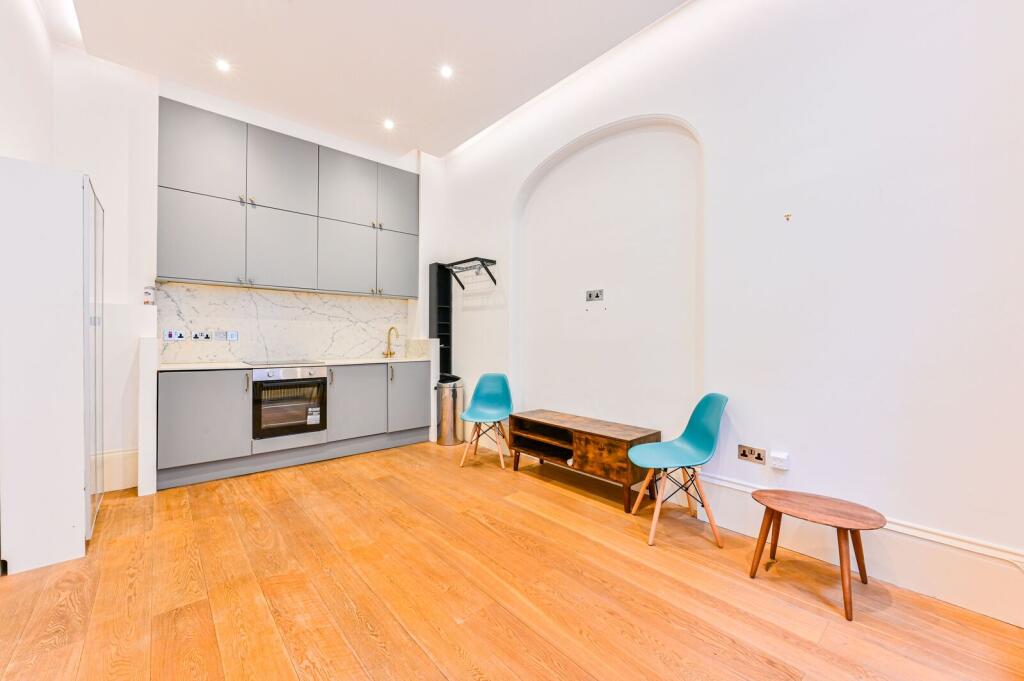 1 bed 1st Floor Flat for rent in Kensington. From Foxtons - Earls Court