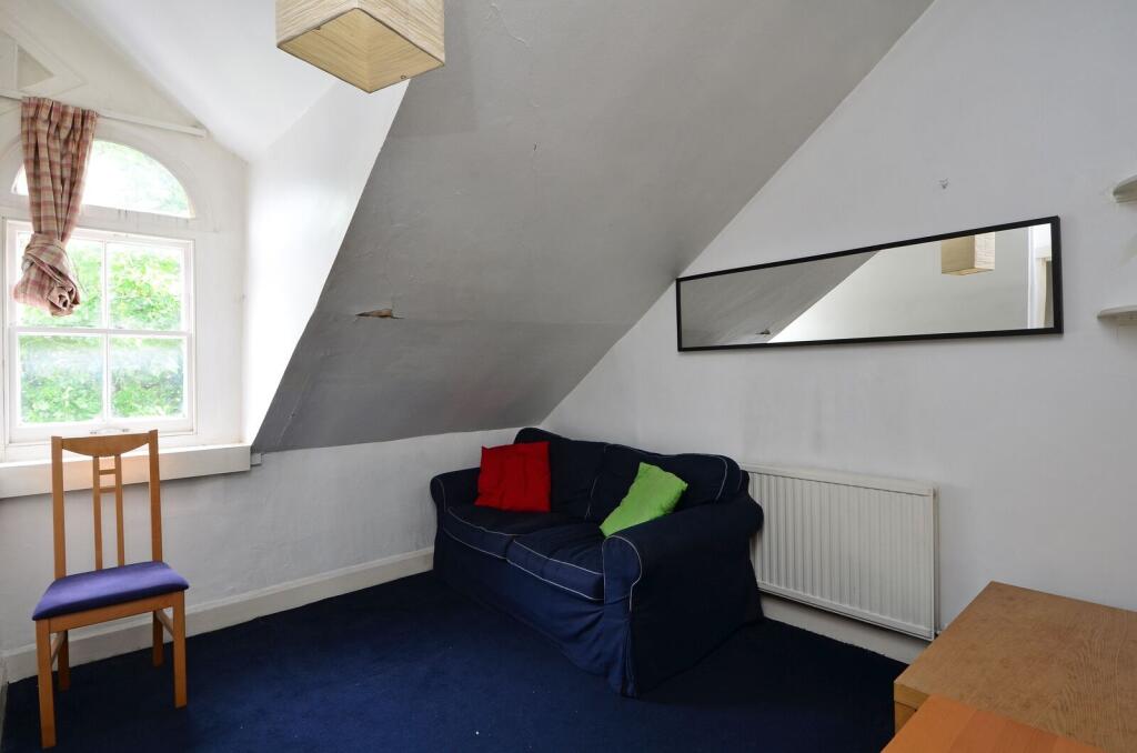 2 bed 1st Floor Flat for rent in Kensington. From Foxtons - Earls Court