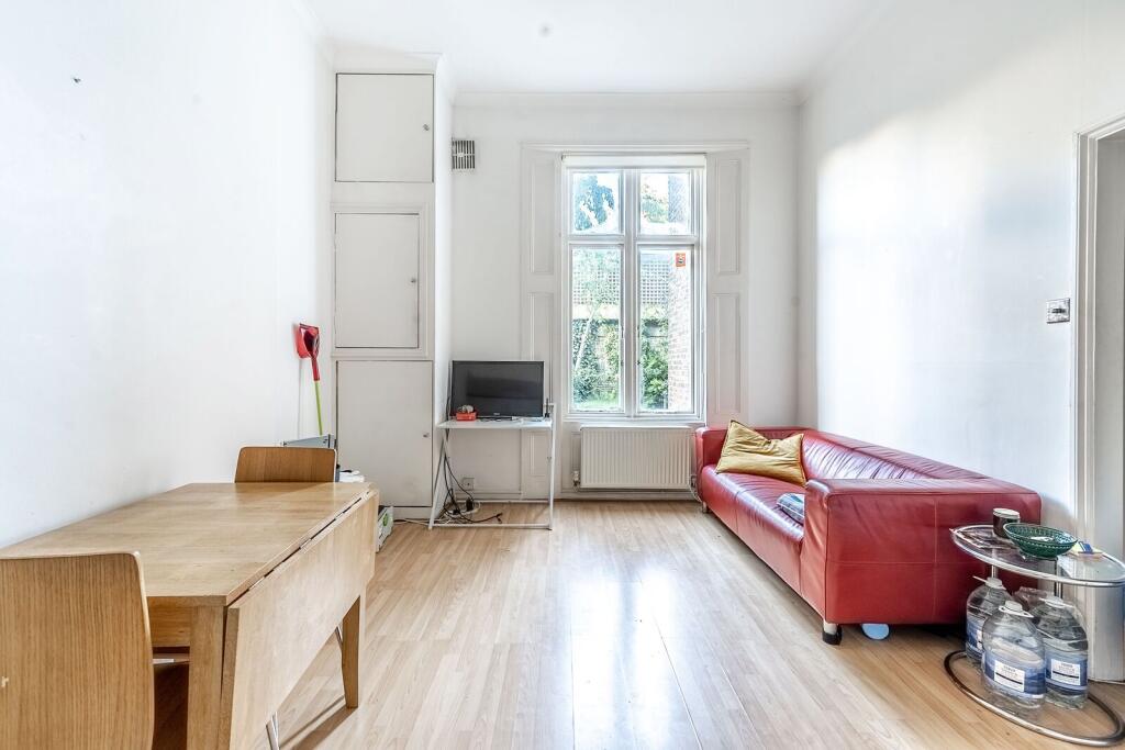 1 bed 1st Floor Flat for rent in London. From Foxtons - Earls Court