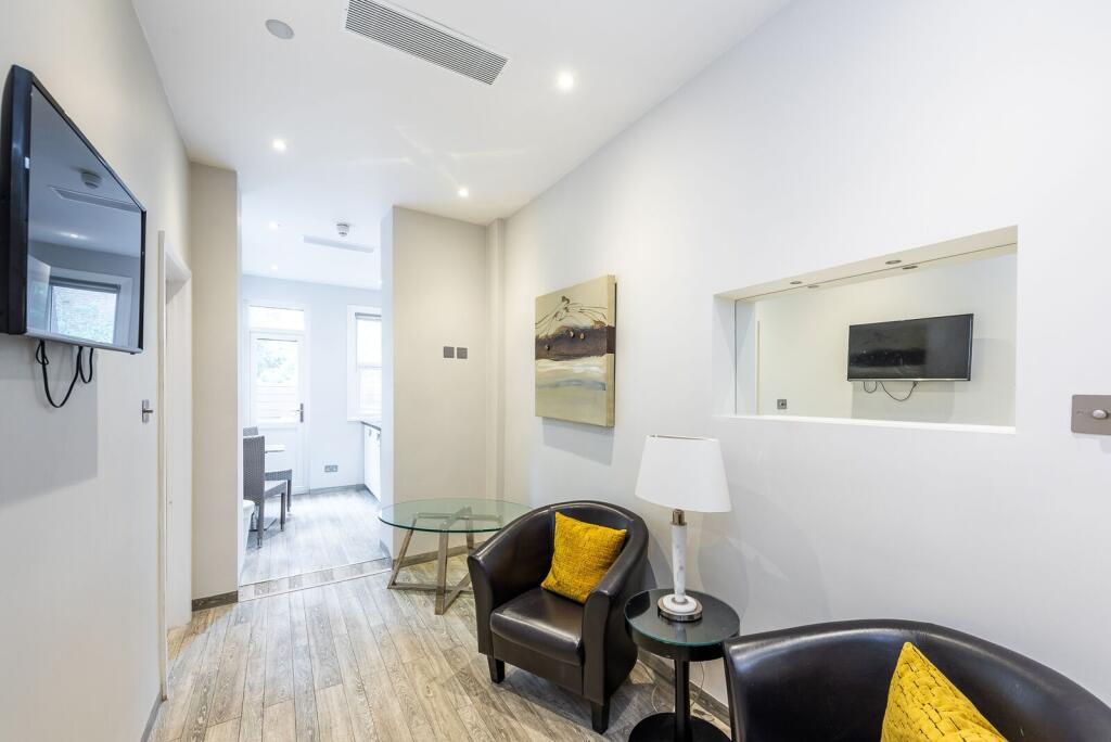 1 bed 1st Floor Flat for rent in London. From Foxtons - Earls Court