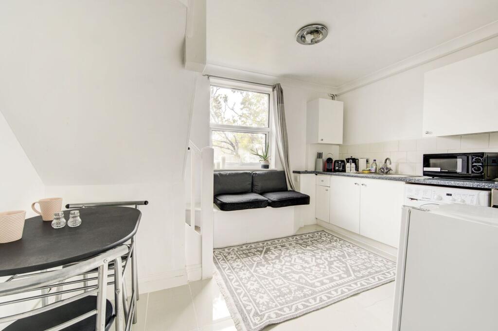 1 bed 1st Floor Flat for rent in Kensington. From Foxtons - Earls Court